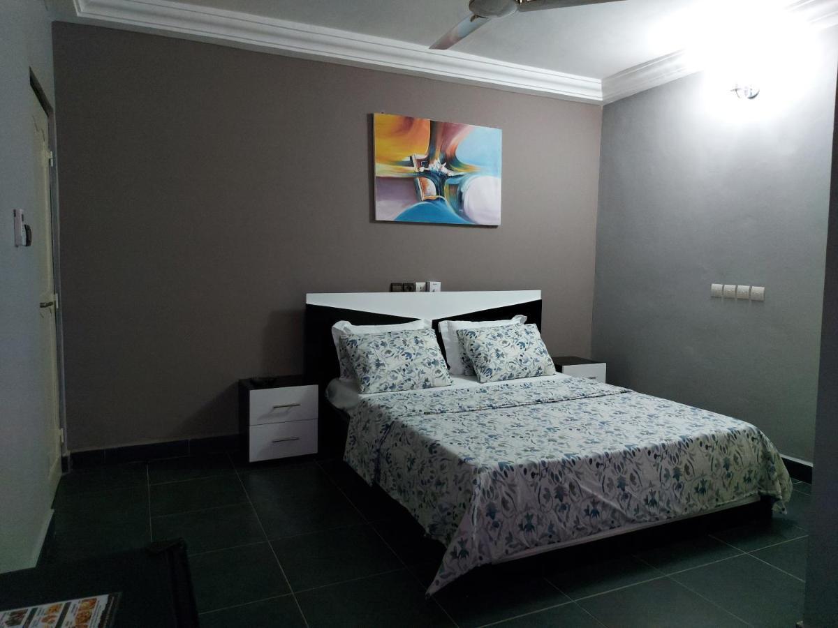 Royal Blue Guest House & Bar Lome Exterior photo
