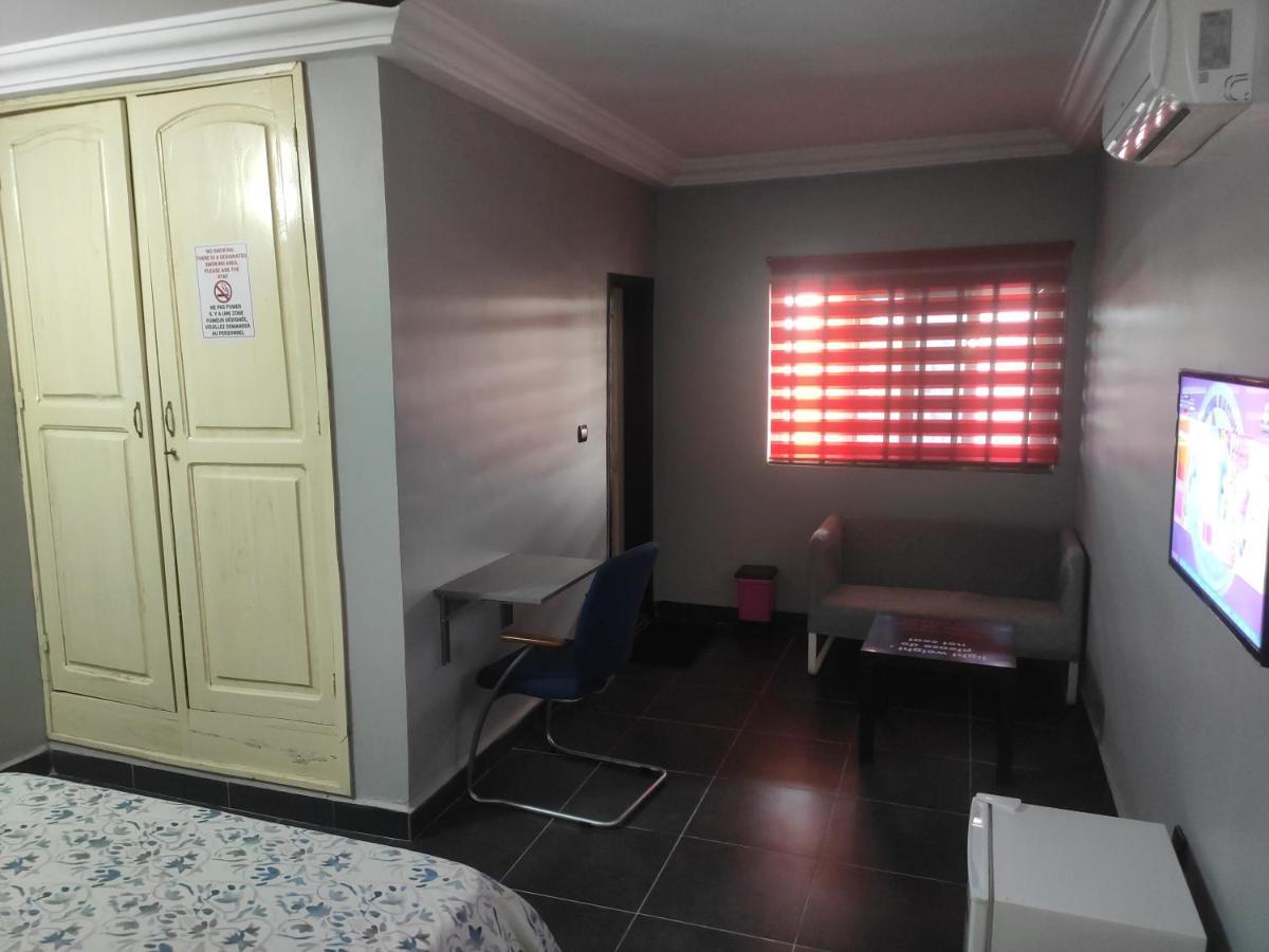 Royal Blue Guest House & Bar Lome Exterior photo