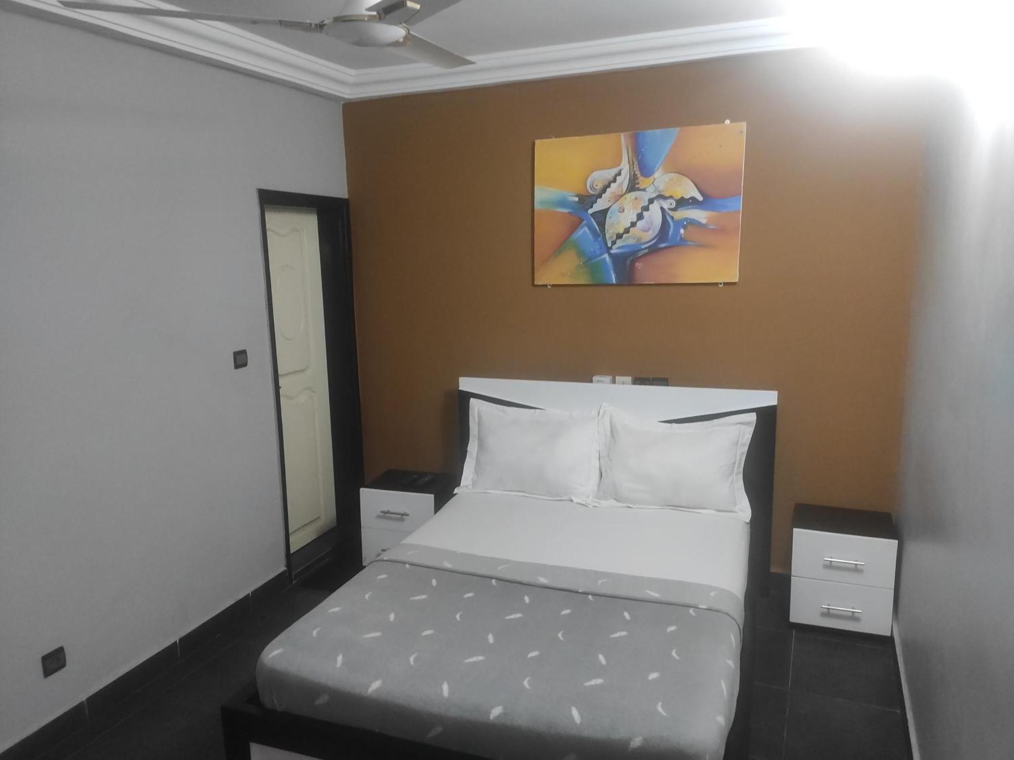 Royal Blue Guest House & Bar Lome Exterior photo