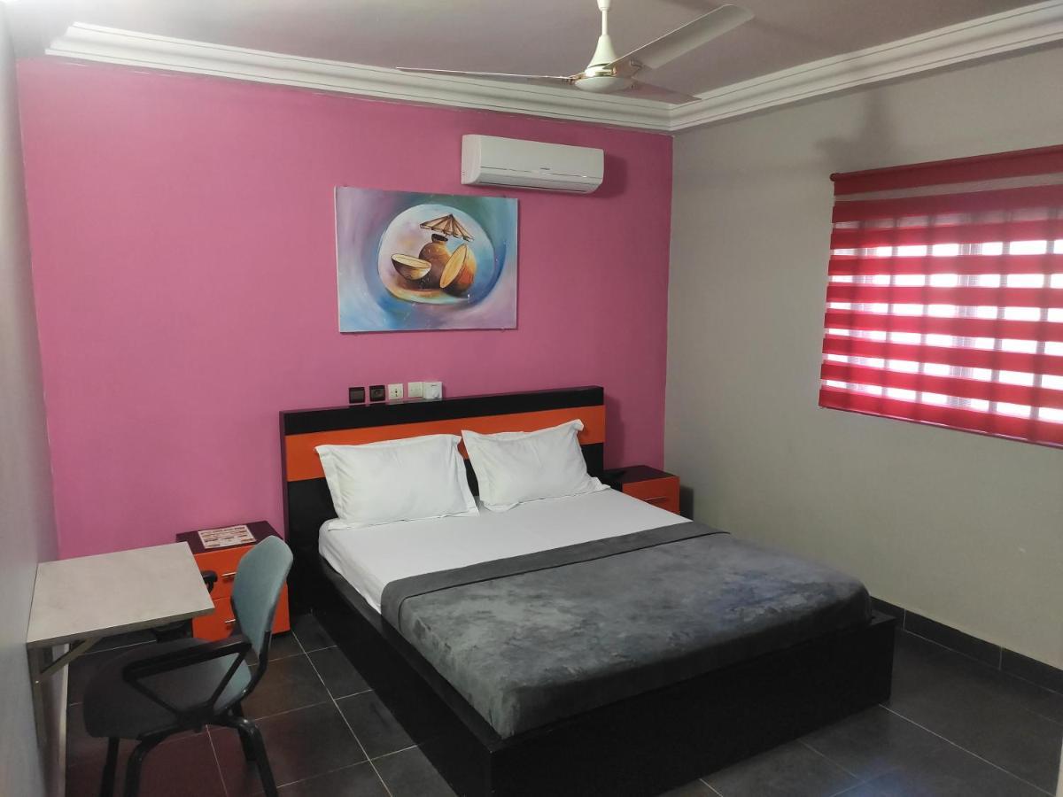 Royal Blue Guest House & Bar Lome Exterior photo