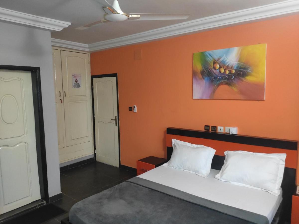 Royal Blue Guest House & Bar Lome Exterior photo